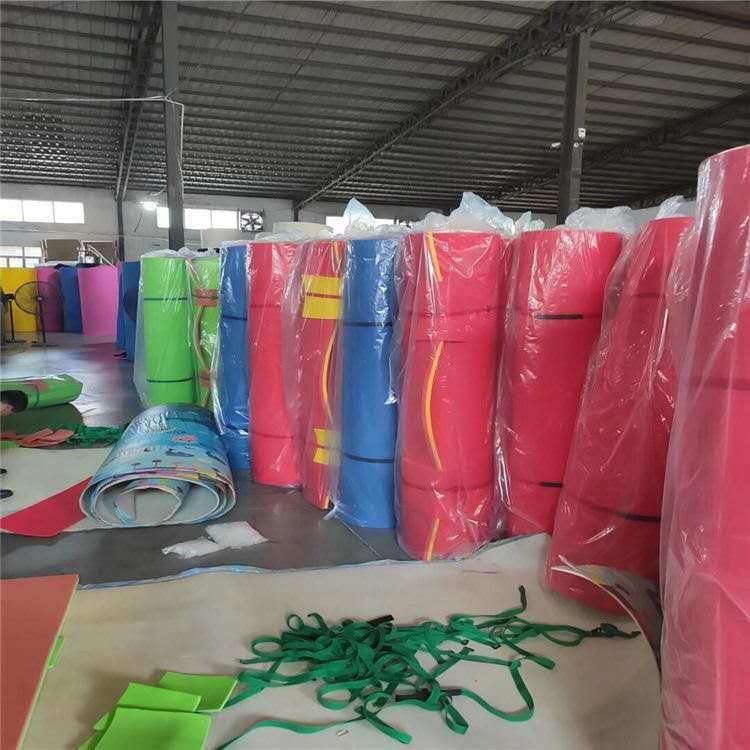 XPE Floating Water Foam Mats 3m * 1.5m Suitable for Swimming Pools Beaches Lakes Floating Mat