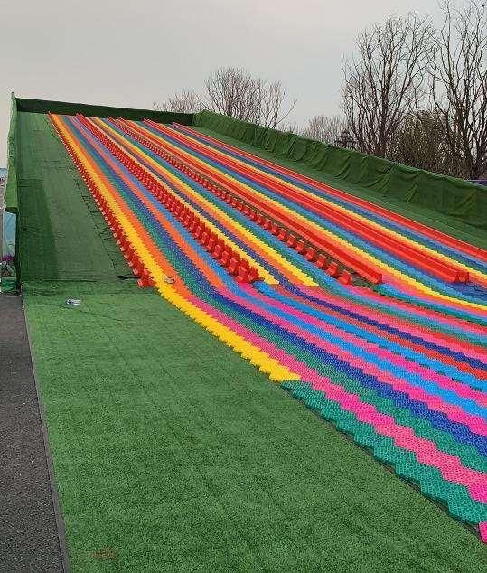 China Supply Outdoor Playground Plastic Dry Ski Rainbow Snow Slip Slide Fun Park Equipment for Amusement Park